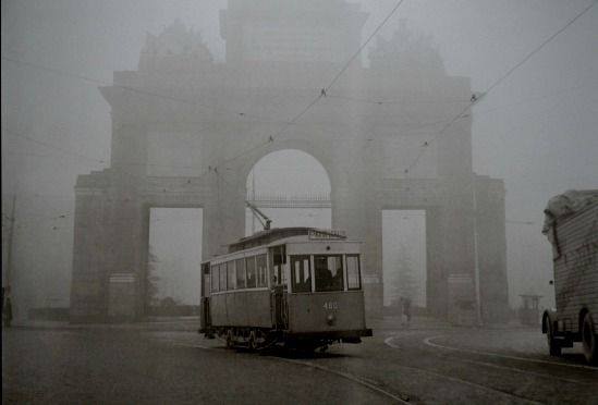 tranvía transitando frente a la Puerta de Toledo