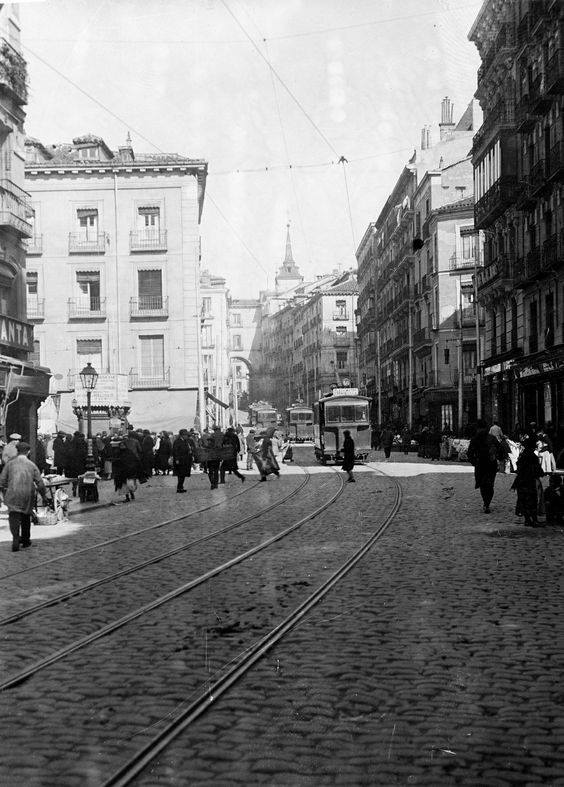 Calle Toledo en 1923 con tranvías